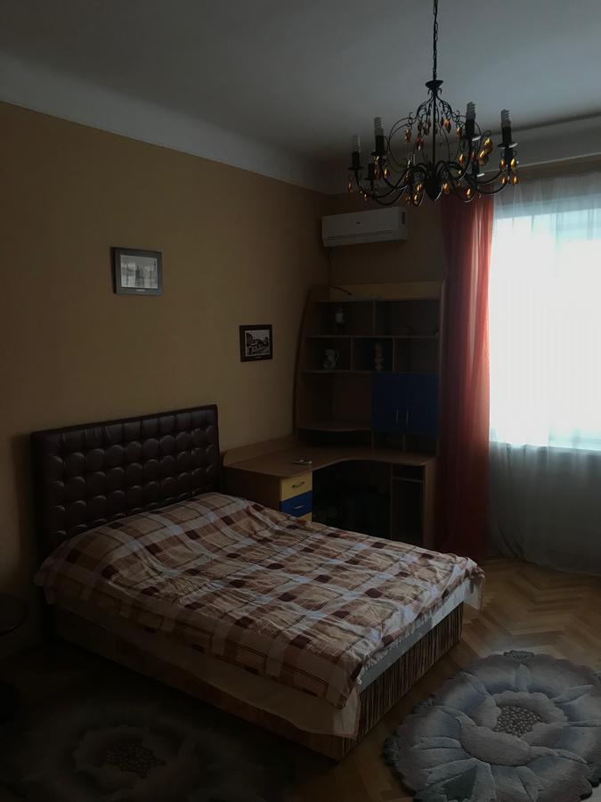 Apartment On Hoholya Street Черновцы Экстерьер фото